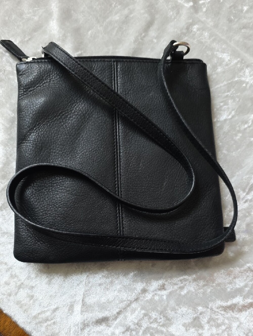 Fossil Vintage Black Leather Travel Friendly Crossbody Bag with Front Zip Pocket - Picture 5 of 8